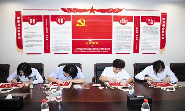 张家湾镇党群工作办公室与集团公司 联合举办“巧手拓印 喜迎国庆”主题活动